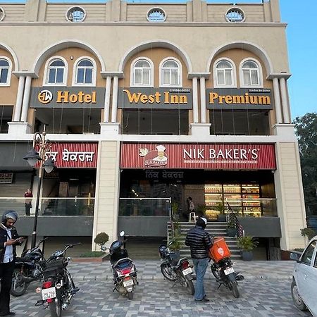 Hotel West Inn Premium Kharar Esterno foto