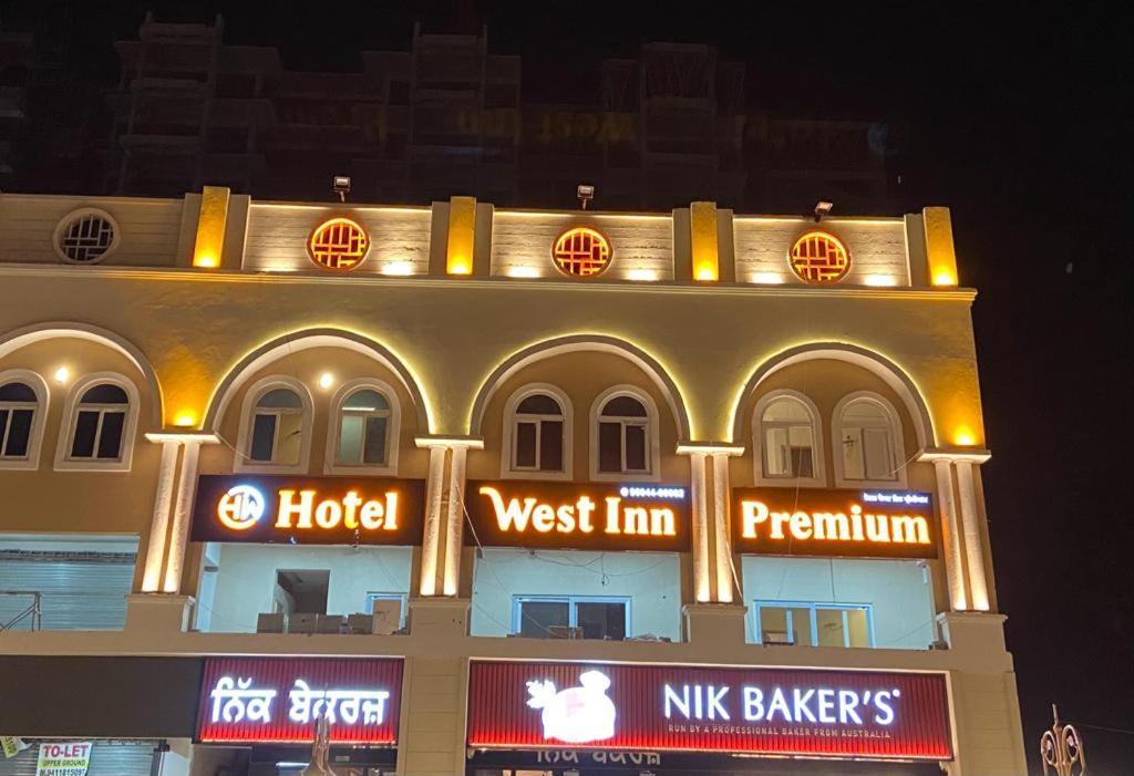 Hotel West Inn Premium Kharar Esterno foto