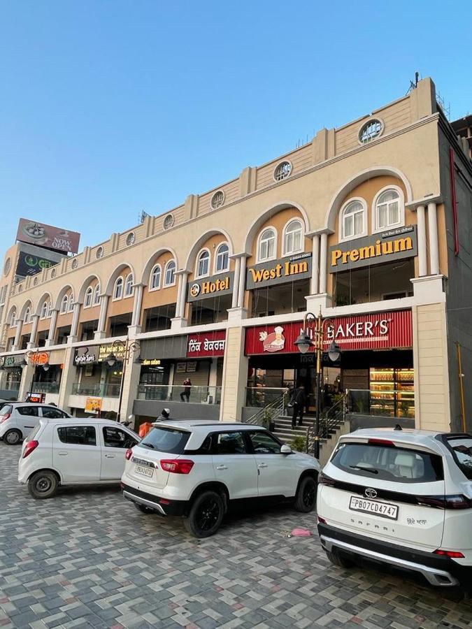 Hotel West Inn Premium Kharar Esterno foto