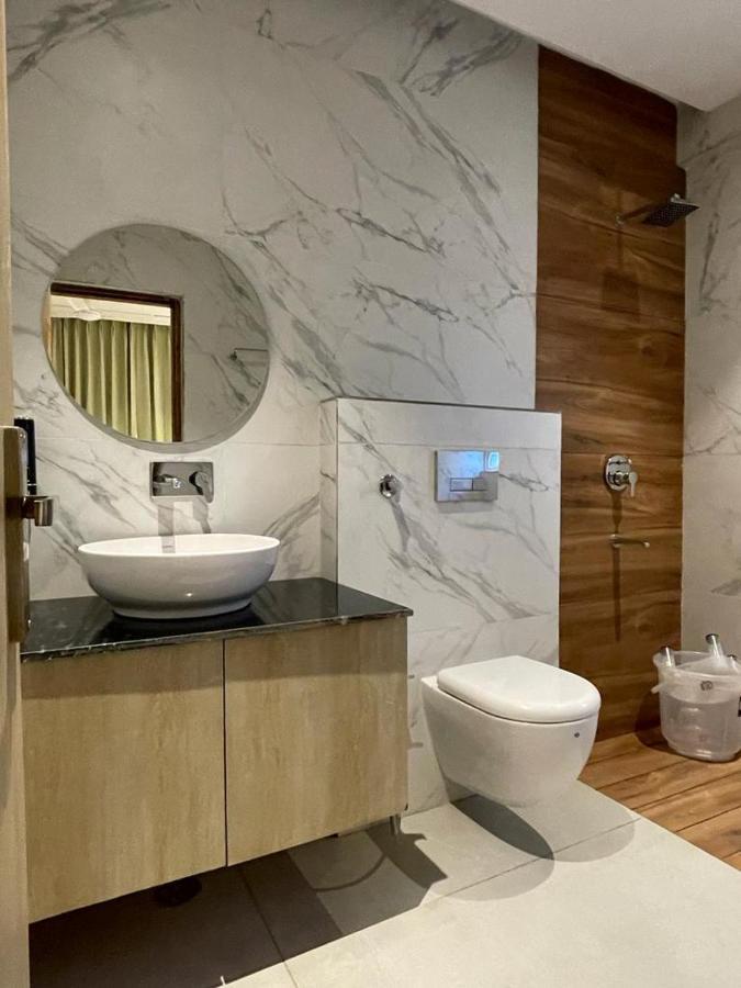 Hotel West Inn Premium Kharar Esterno foto