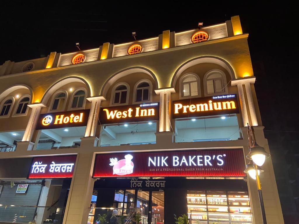 Hotel West Inn Premium Kharar Esterno foto