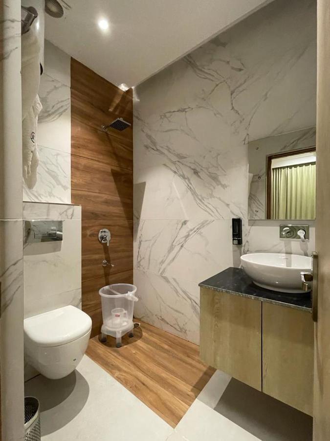 Hotel West Inn Premium Kharar Esterno foto