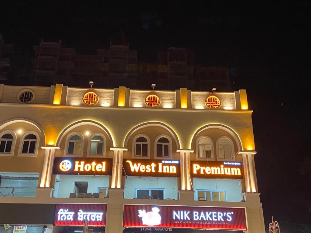 Hotel West Inn Premium Kharar Esterno foto