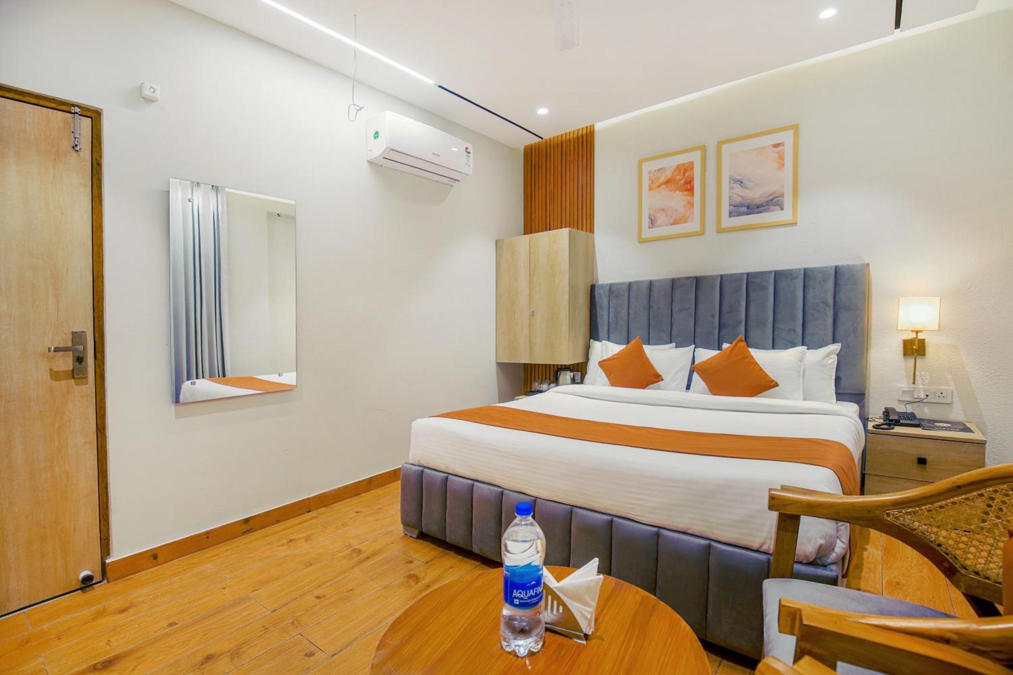 Hotel West Inn Premium Kharar Esterno foto