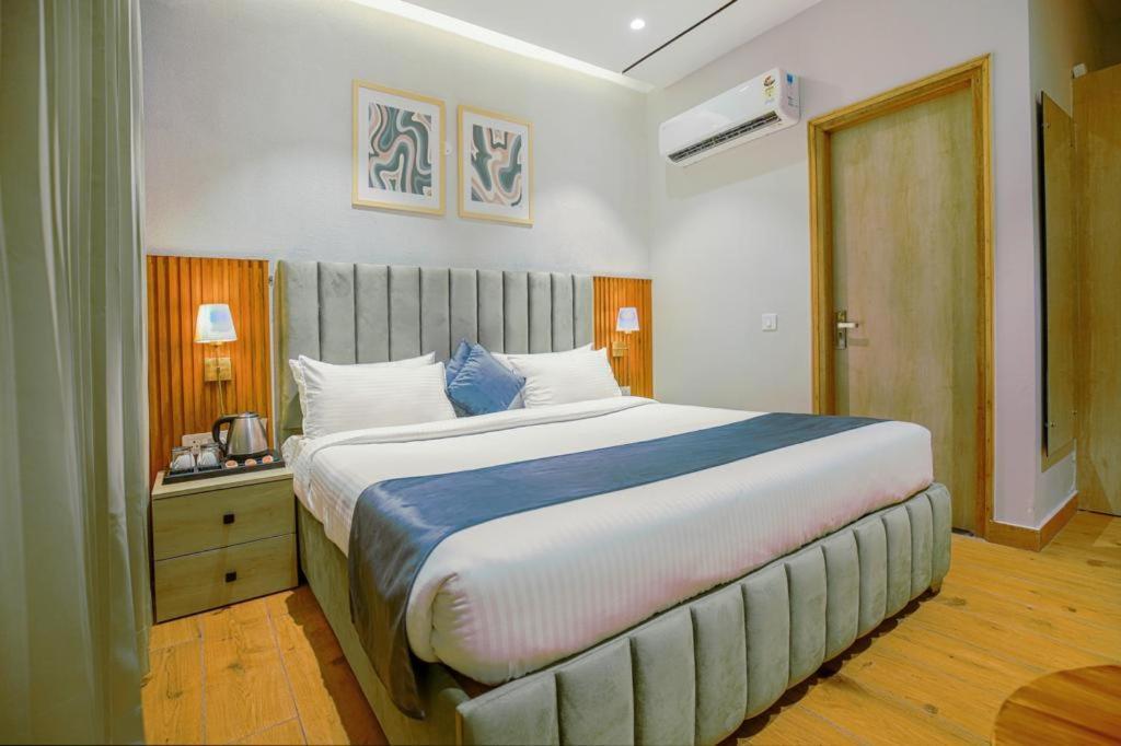 Hotel West Inn Premium Kharar Esterno foto