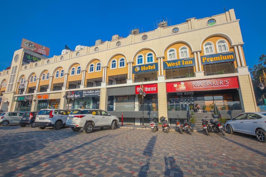 Hotel West Inn Premium Kharar Esterno foto