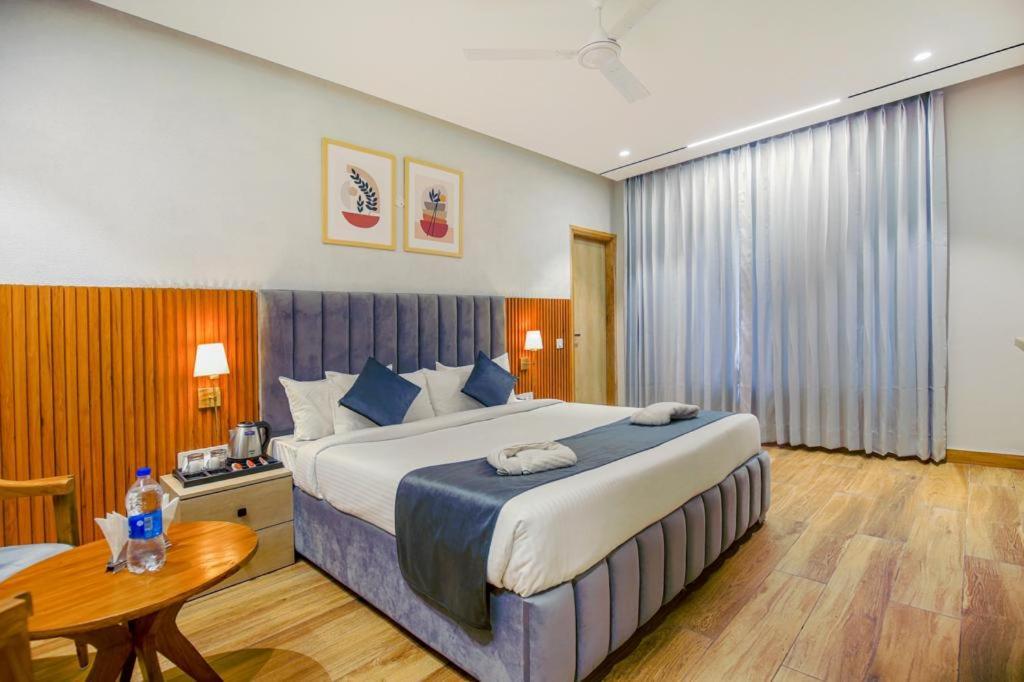 Hotel West Inn Premium Kharar Esterno foto